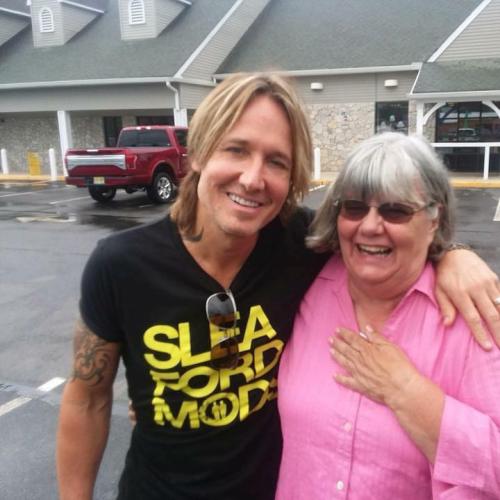 Woman Helps Man Short On Cash, Finds Out It's Keith Urban!