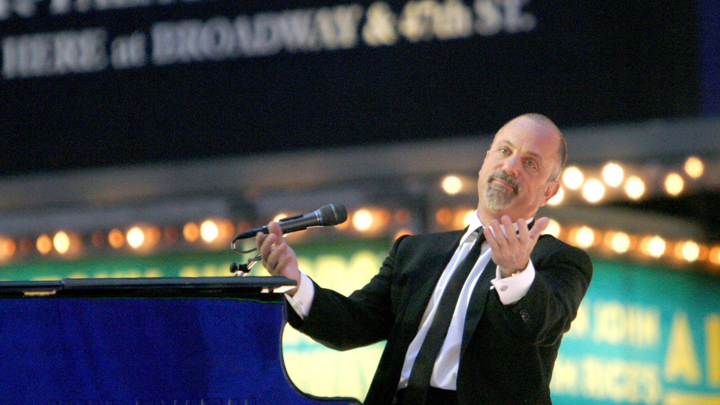 BillyJoelPerformsinTimesSquareatTimesSquareinNewYorkCity2003