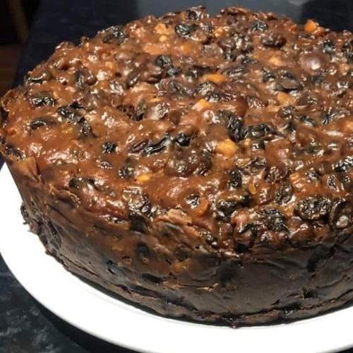 This 4-Ingredient Slow Cooker Christmas Cake Looks Like A Winner