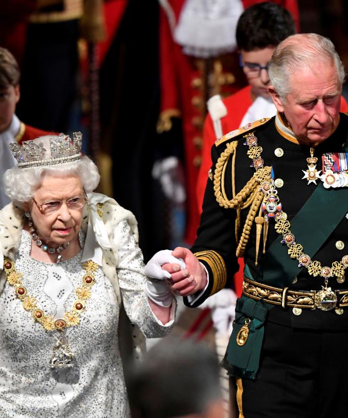 Queen Elizabeth Reportedly Set To Step Down