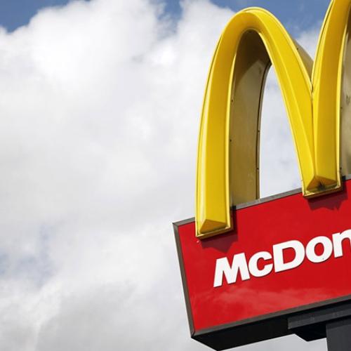People Are Losing Their Minds Over This One-Handed Maccas Meal Hack!