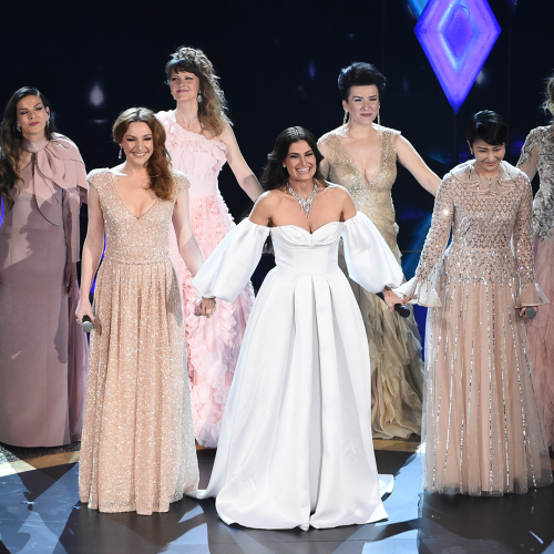 Idina Menzel Performs On Stage With Every Elsa In The World At The Oscars
