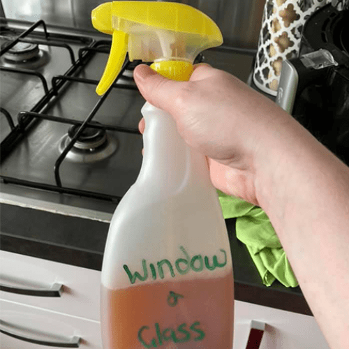 One Mum's DIY Glass Cleaning Hack Has Gone Viral & All She Used Was Tea Bags