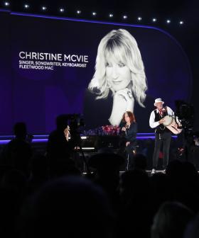 Mick Fleetwood, Sheryl Crow and Bonnie Raitt Perform 'Songbird' in Christine McVie Tribute