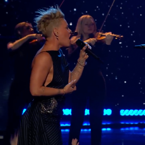P!NK And Kelly Clarkson Perform Incredible Duet Together At The iHeartRadio Music Awards