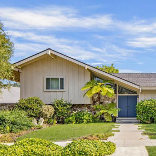 The Brady Bunch's Groovy '70s Family Pad Is For Sale!
