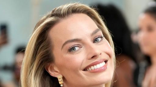 Margot Robbie Shouts Entire London Restaurant A Round Of Cocktails
